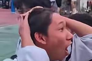 这球吹一辈子！中学生篮球班赛一学生面对贴防完成后场三分绝杀