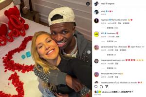 维尼修斯和女友秀恩爱❤️内马尔评论：这个男孩超爱她❤️