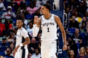 传得很隐蔽！文班突破不看人外传助攻卡斯尔命中三分