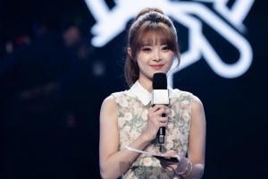 主持泱泱晒照：八强淘汰赛今天就开始噜