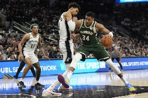 记者：字母和文班是2位属于外太空的球员 他们拿完周最佳没遇魔咒