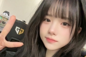 击败HLE晋级四强！赛后GEN女粉晒照：甜妹比耶