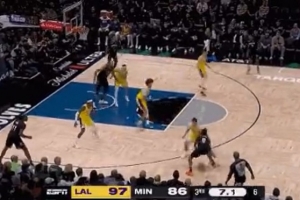 看得准！海兰德强突篮下造海斯犯规 湖人挑战成功改判进攻犯规