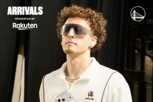 勇士入场穿搭：库里短宽夹克显身材 库明加亮色卫衣街头范