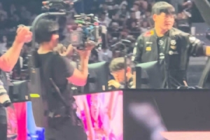 难受啊碰完拳后Tarzan抱着头坐在椅子上