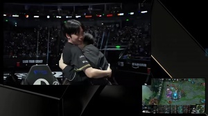 人与人的悲欢并不相通！Bdd赛后与队友拥抱 Chovy神情落寞