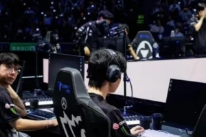 镜头语言！Ruler在抱头懊恼后 转头“死亡凝视”Chovy