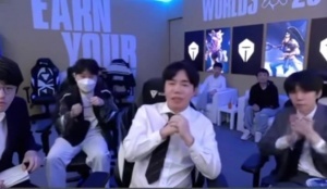 小场面！Kanavi拿下一血！后台红米教练冷静鼓掌