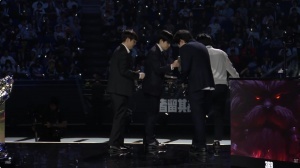 心情放松？Homme在绝境BP后下场前依旧与T1教练组有说有笑