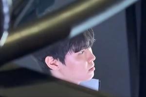 这么虚？S15半决赛现场观众拍到Chovy入场画面：神态紧张眼神飘忽