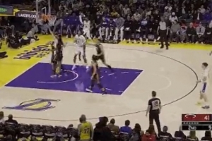 不断冲击！里夫斯晃开防守左手上篮得分