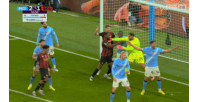 别挤了伯恩茅斯角球时包夹门将，多纳鲁马隔着多库推开二人