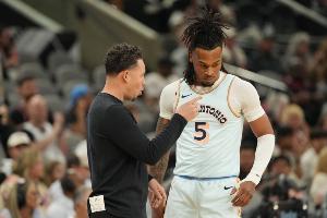 直接五犯了！卡斯尔被布克连造三个犯规 走上罚球线