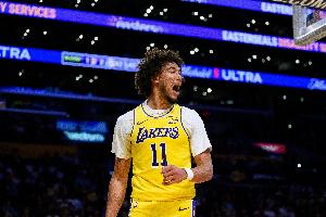 我眉也未尝不浓！海斯自信出手三分命中 六分钟4中4砍下9分！