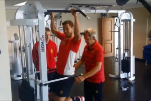 青涩！名场面：德布劳内监督阿扎尔健身，然后撩起了他的衣服！