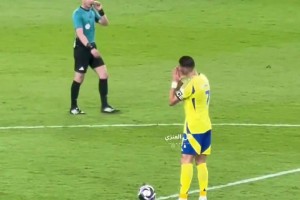 球迷解读C罗肢体语言：快点来中圈开球！不然就回家睡觉