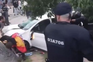 现场一片混乱！巴萨vs西班牙人场外发生车祸 有球迷倒在地上不起