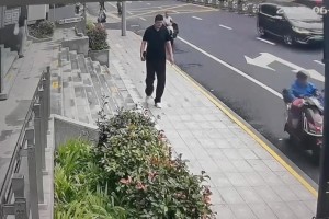 太太太显眼了！姚明近日走路被路人翻监控看到 行人拿手机拍摄