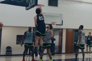 第十站森林狼！杨瀚森试训底角三分连中！强势对抗碾压黑人内线！