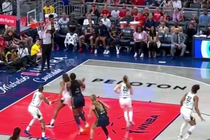 “克拉克45秒3记超远三分率队复仇赛季不败的自由人 ”