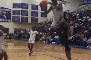 名场面！原来这个冲锋暴扣就来自艾斯-贝利，身体确实炸裂