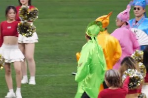 “江南四大才子”豪横亮相苏超昆山奥体。网友：该来的还是来了