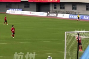 龙之队老球迷：苏超非常接地气，我看国家队比赛就是受气