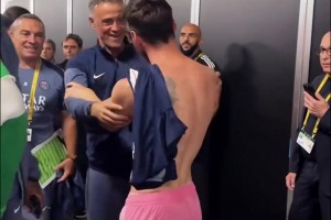 人情世故这一块！梅西赛后与登子勾肩搭背，与恩里克及前队友拥抱