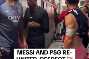 拥抱致敬！梅西赛后在更衣室门口等巴黎球员拥抱！