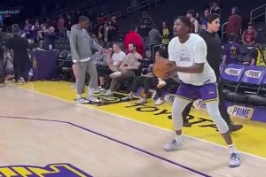 上赛季三分命中率41%火箭3D新援芬尼-史密斯很准啊！！