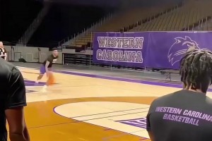 震惊全场！球员复制拉文罚球线大风车扣篮！太夸张了！