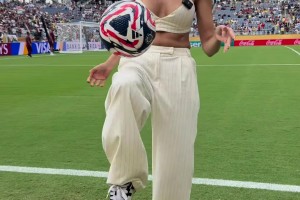 意大利美女主持这颠球有点水平啊，不过为啥不穿个外套呢