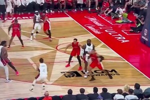 老詹：我真成追梦了？詹姆斯给库里强力掩护，库里轻松三分命中！