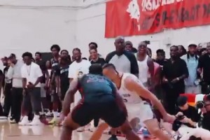 跌份儿了！狄龙秀运球连续被小黑逼迫失误，脸上直接挂不住了