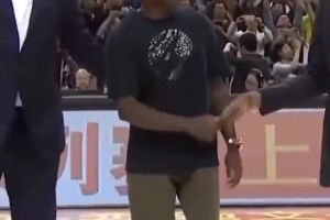 姚明这情商实在太高了！合影时主动把C位让给了乔丹