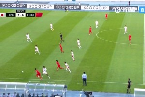 这球轻巧！王钰栋开场边路连停带过连续拉爆两位日本防守球员