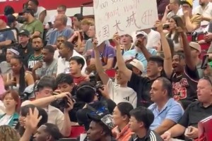 座无虚席！美记惊叹：现场全是杨瀚森的球迷