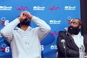 名场面！恩比德把矿泉水喝成口服液 哈登在一旁直接看傻了