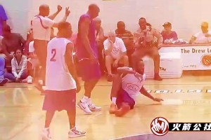 哈登要起身被科比一脚踩住！老大：得等队友来拉才能起身