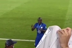 笑容常伴！坎特好像永远都面带微笑，除了和美女拍照的时候！