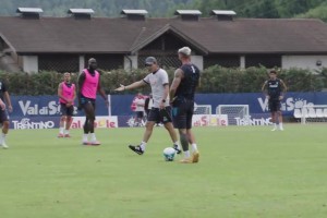 每天观众都很多啊！那不勒斯的第四天训练日！德布劳内直拍！