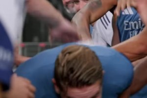 约克雷斯首次参加阿森纳训练，接受全队拍背欢迎