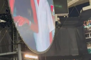 酷玩乐队的主唱克里斯-马丁介绍梅西：有史以来最伟大的运动员