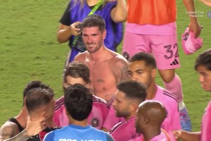 保镖随时就位！当看到梅西加入赛后小冲突，德保罗也紧随其后