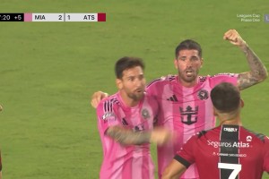 有情绪？裁判判定进球有效，梅西冲着对手激动庆祝