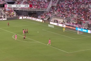 队友中超级！阿连德大空位机会停球3米远