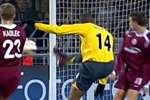 大帝！亨利原地摆腿外脚背凌空破门