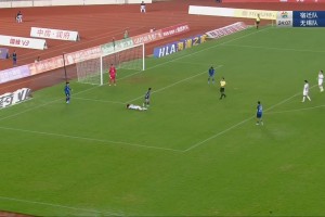 怒！裁判取消宿迁点球后又判给无锡点球！宿迁球迷高喊“裁判XX”