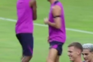 训练场变拳击场？巴萨疑似出现内讧，亚马尔与莱万“互殴”！