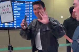 孙兴慜被拍到现身机场，这是要起飞去洛杉矶找洛里了嘛